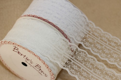 ANTIQUE WHITE Bertie/'s Bows 40mm Double Scalloped Edge Vintage Style Flat Lace