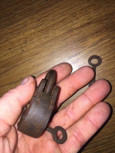 Padlock Key Set Brass Lock Wild West 1900s Alcatraz Prison g//vg