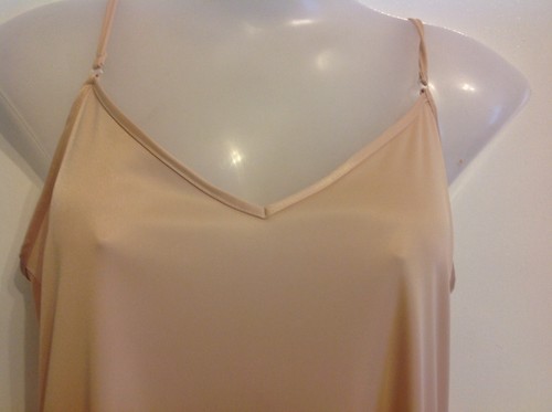 LADIES SOFT CREAM//NUDE NIGHTDRESS KNEE LENGTH CHEMISE SIZE 16 18 20 BNWTT