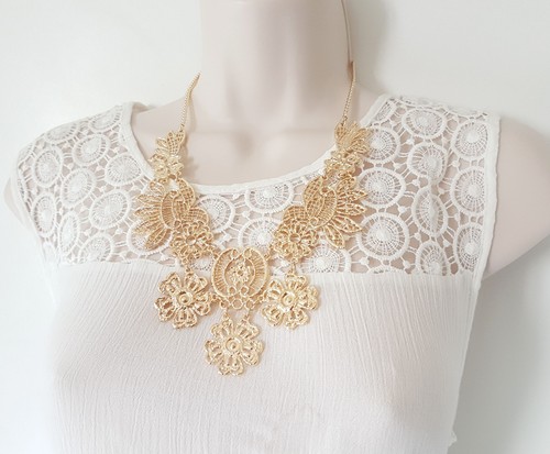 Gorgeous 18/" long Gold tone filigree flower design metal chain necklace