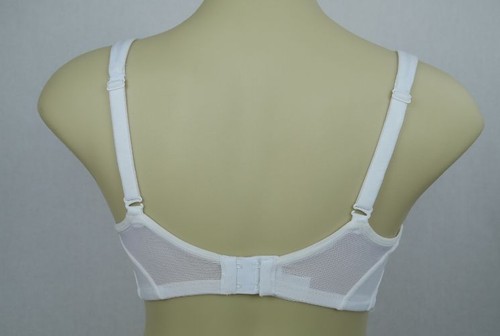 Bonds Ladies Sports Underwire Bra sizes 12B 14B Colour White