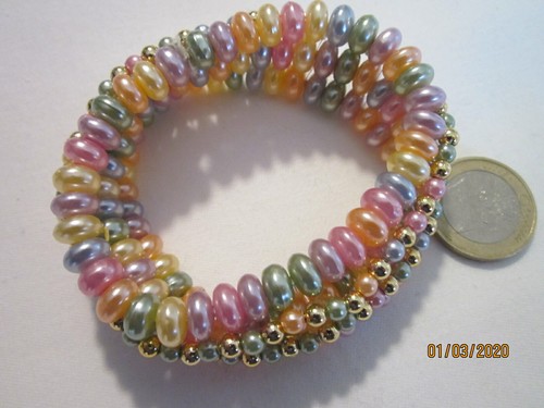 Armband pastell Perlen und kleine goldfarbene Perlen Gummizug
