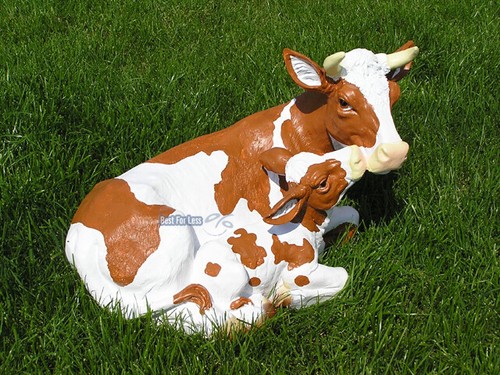 Kuh Figur Gartenfigur braun weiß liegend Deko Statue Kalb Bauernhof Tierfigur