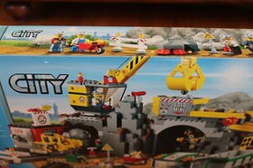 LEGO City THE MINE # 4204 Drill TRUCK Crane 4 Minifigures 748 Pcs SEALED Retired