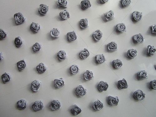 50 BLUMEN Satinblumen 9mm waschbar Grau Applikation Aufnäher