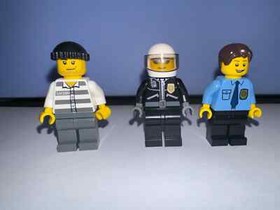 LEGO CITY: Mobile Police Unit (7288) includes all pieces and Mini Figures