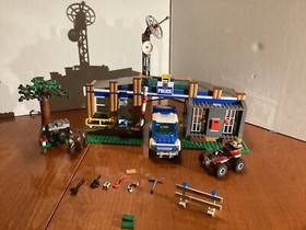 LEGO CITY: Forest Police Station (4440) Complete W/box &instruction, Miss 1 Stic