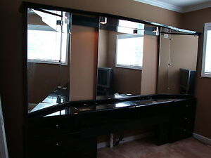 Bedroom Set w/Queen Bed Black Onyx Design Original $2,500 Levitz Furniture