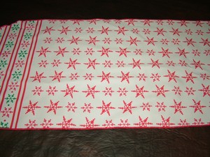 green DRESSER table TABLE GREEN DOILY runner  SNOWFLAKES  35 RUNNER CHRISTMAS RUNNER christmas RED