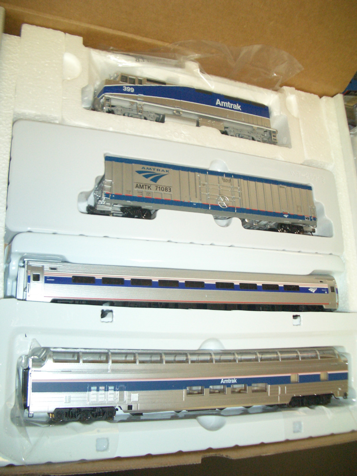 HO Amtrak F40 Ph Phase V Loco 2 Pass Car Train Set Walthers Bachmann 