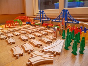 about HUGE WOODEN TRAIN/TRACK SET,BARRIER,BR IDGES,100PCS,E LC/BRIO 