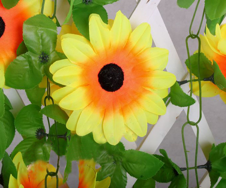 Blechdose als Vase in Sonnenblumen