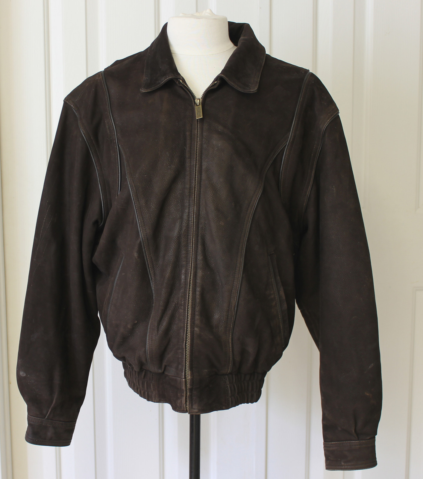 http://i.ebayimg.com/t/Vintage-Wilsons-Leather-Jacket-Chocolate-Brown-Size-M-/00/s/MTYwMFgxNDEz/z/wqAAAOxygLxSY~4k/$(KGrHqN,!jcFJi3SMotlBSY+4jTjt!~~60_57.JPG