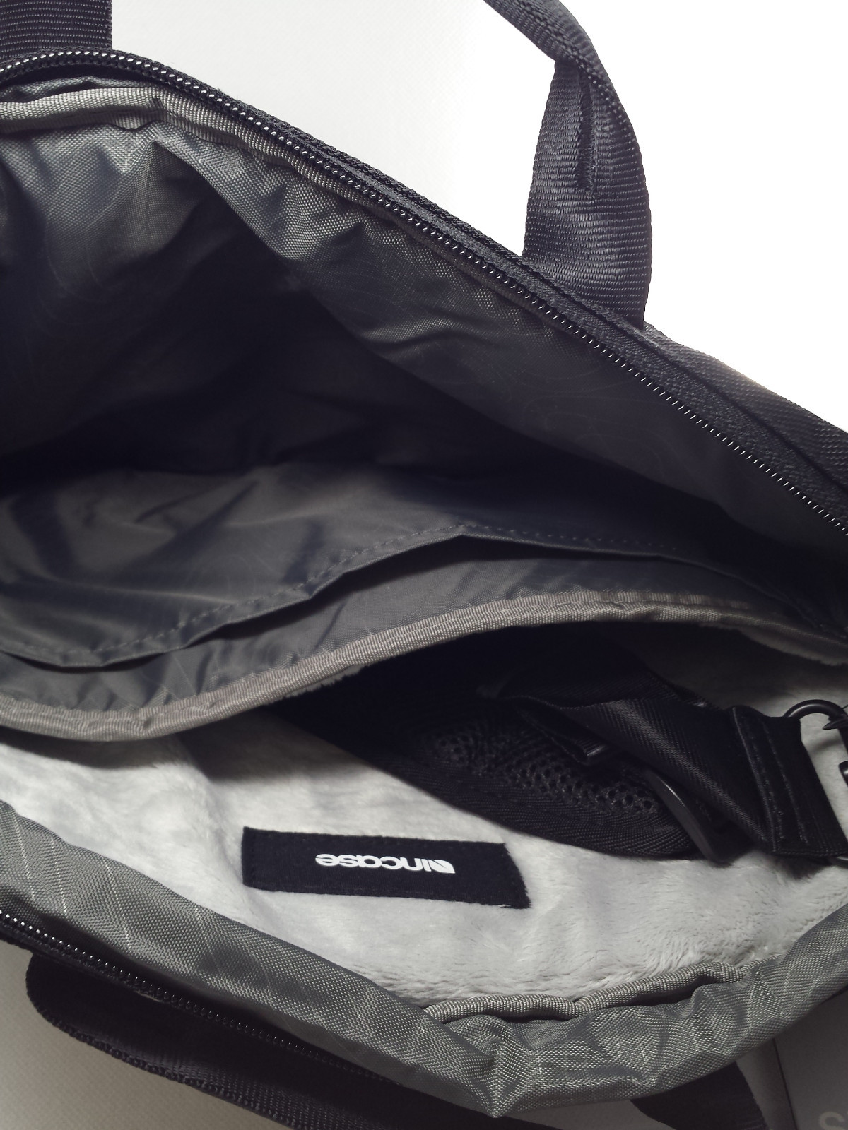 Incase Nylon Sling Sleeve Deluxe Shoulder Bag MacBook Pro/Air 13