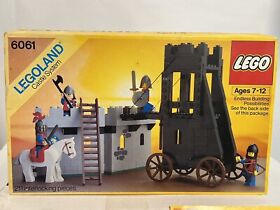 Vintage LEGO Castle: Siege Tower 6061 + 2 Minifigures ( Read Description)
