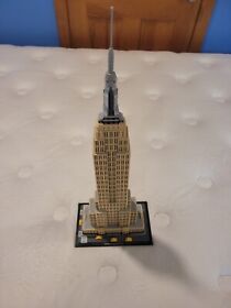 LEGO ARCHITECTURE: Empire State Building (21046) with manual but no original box