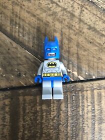 LEGO DC Super Heroes - Batman - Light Bluish Gray Suit with Yellow Belt -No Cape