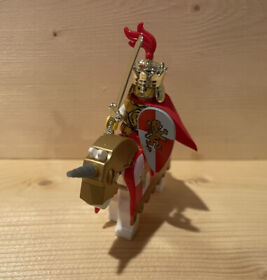 Lego Castle Kingdoms 7946 Lion King Crown Plume  Horse Barding Gold Sword Shield