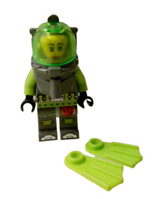 LEGO 8061 MINI FIGURE ATLANTIS DIVER 5 GREEN FLIPPERS  SAMANTHA RHODES  2010