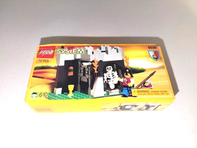 Lego 6036 Skeleton Surprise NISB (From the Royal Knights)