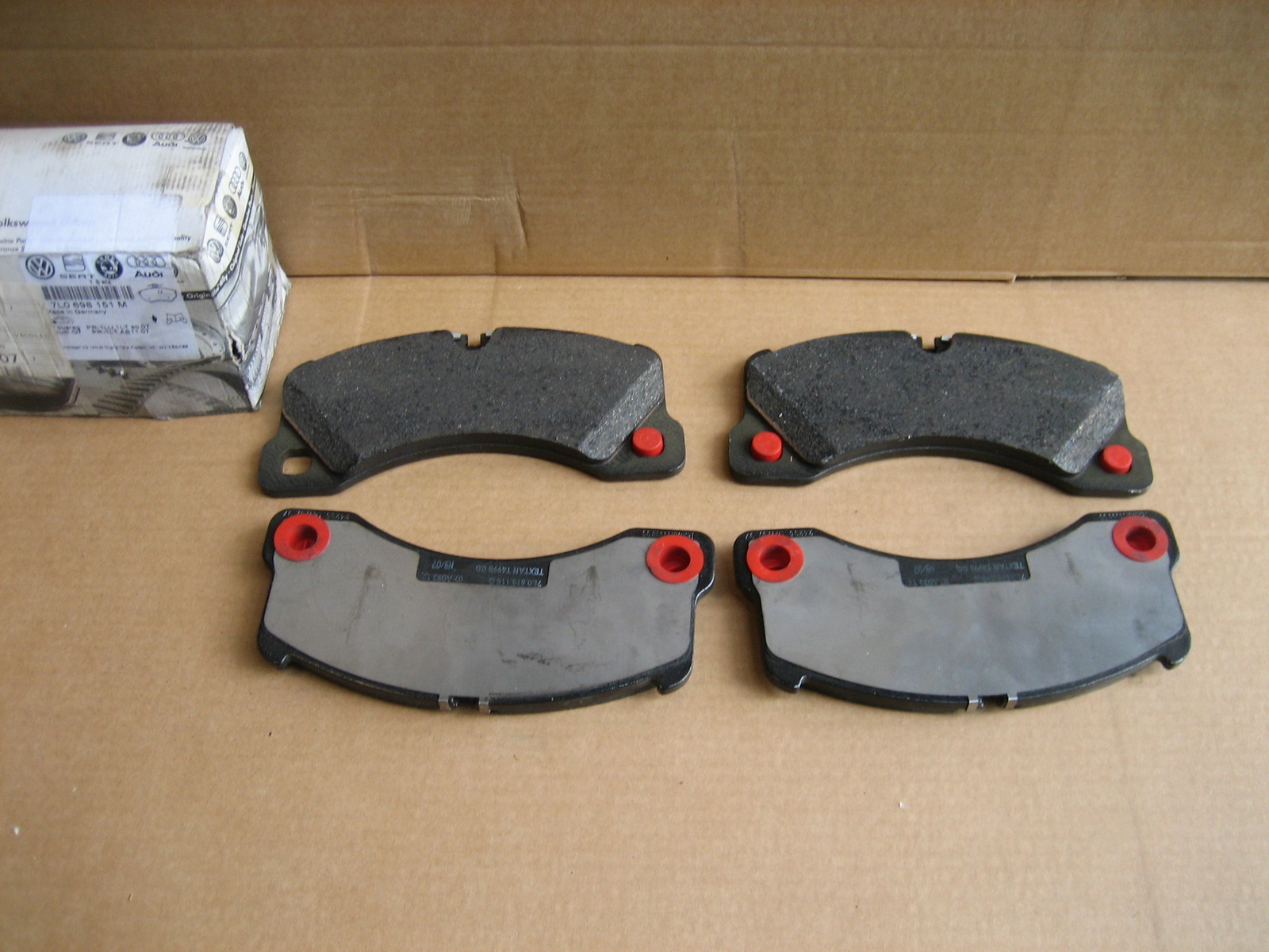 NEW GENUINE VW TOUAREG FRONT BRAKE PADS 7L0698151M 7L0698151N NEW