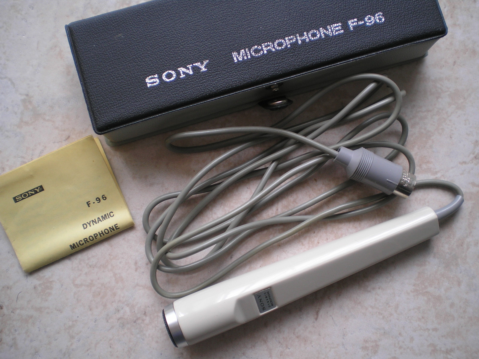Sony F-96 Dynamic MICROPHONE, with 3 pin connector, vintage