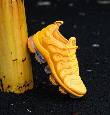 vapormax laser orange