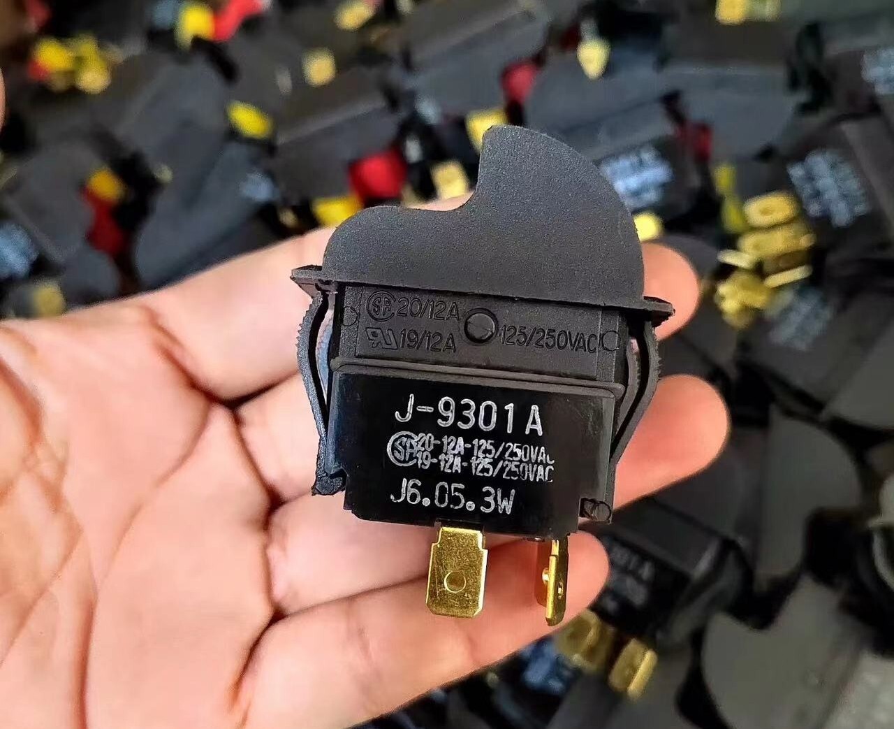 1pc NEW J-9301A 19/20A 20/12A-125/250V 4Pins self-locking 1pc NEW J-9301A 19/20A 20/12A-125/250V 4Pins self-locking