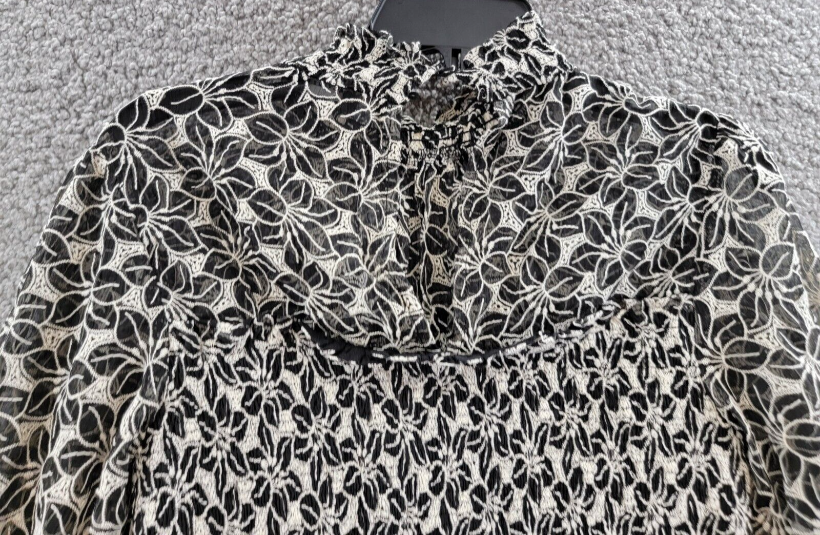 En Saison Embroidered Mock Neck Top Women's M Black/White Floral Button Back - Picture 10 of 12