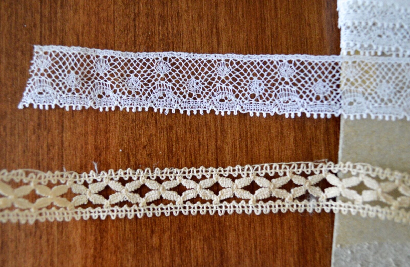 ANTIQUE VINTAGE LACE LACES MACHINE MADE ECRU & WHITE 6 YARDS 1/2 INCH