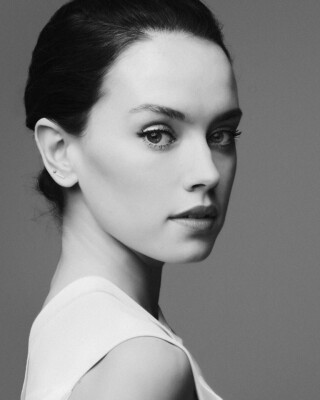  SEXY DAISY RIDLEY 8x10 PHOTO *