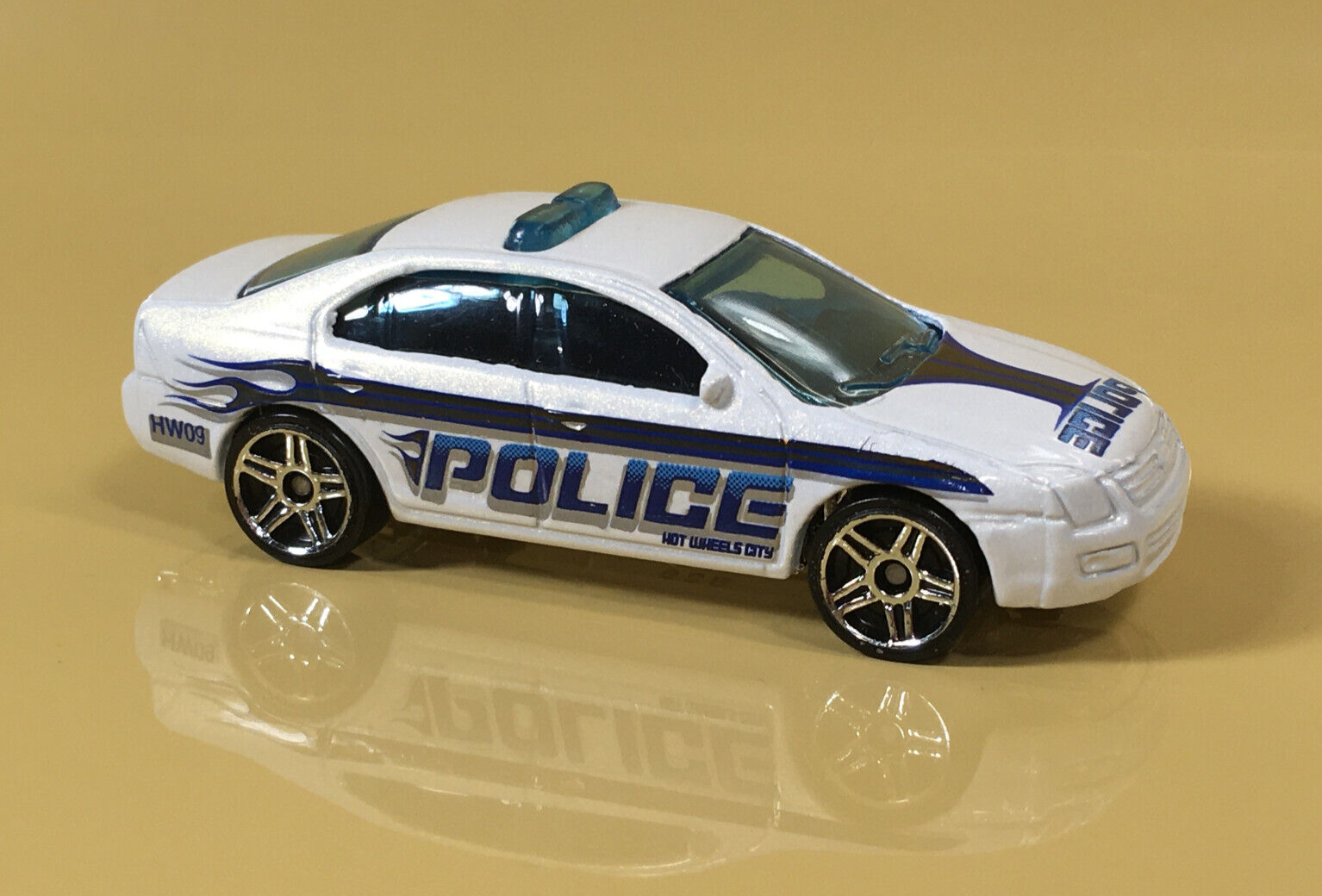 Hot Wheels Ford Fusion パトカー Hot Wheels FORD FUSION White Police Car 2009 City Works