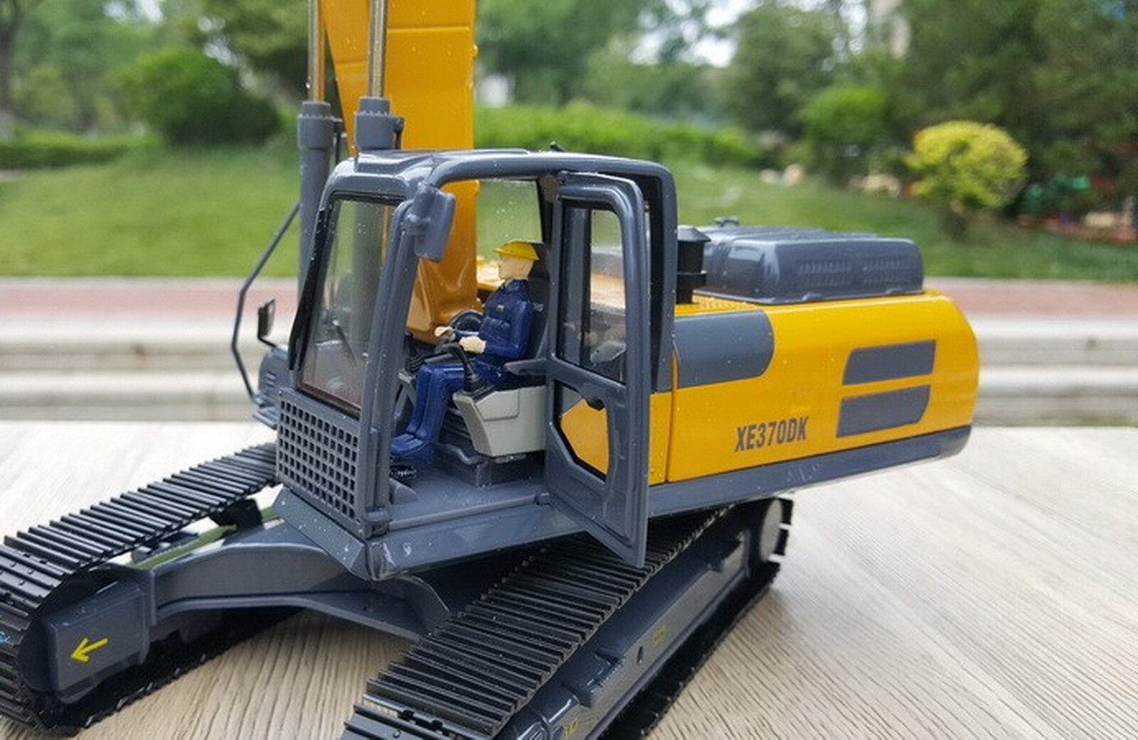 ミニカー 1/30 XCMG XE370DK 新型油圧ショベルカー 1/30 Scale XCMG XE370DK Hydraulic Excavator Diecast Model
