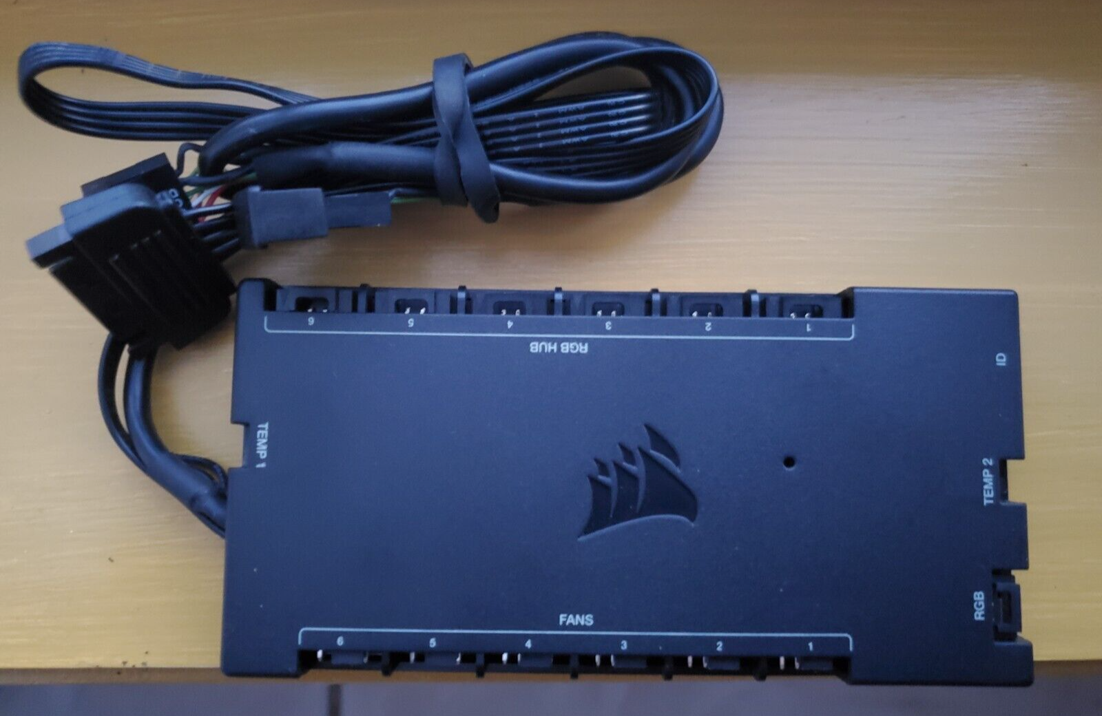 CORSAIR iCUE COMMANDER CORE XT ② CORSAIR iCUE COMMANDER CORE XT Smart RGB Lighting and Fan