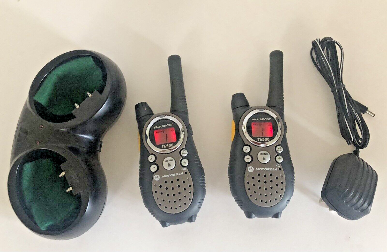 MOTOROLA TALKABOUT T6500 WALKIE TALKIE RADIOS W/CHARGING BASE & CORD -  TESTED