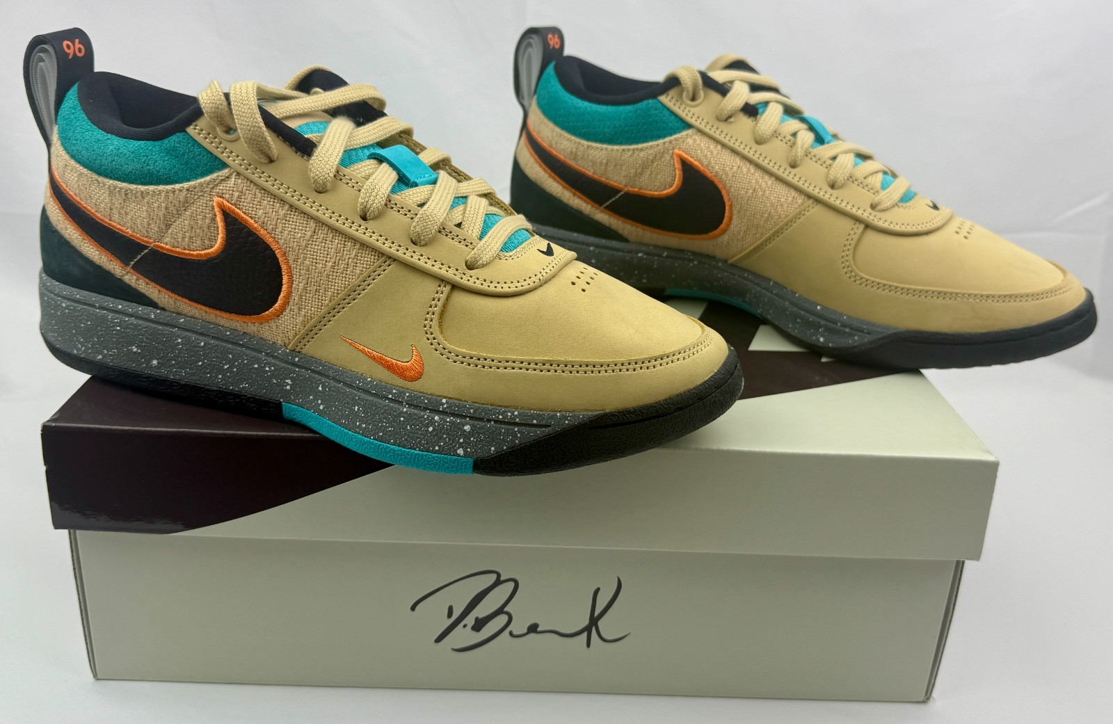 絶版希少品　NIKE   SNEAKER MASTERPIECE Nike Sneaker Masterpiece - Galerie Babylone
