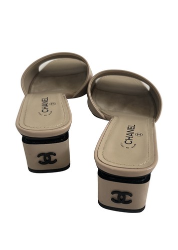 CHANEL ミュール Authentic Chanel Patent Leather Tan Nude CC Logo Block Heel