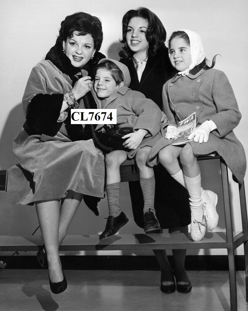 Judy Garland With Children Liza Minnelli Lorna And Joey Luft At Airport Photoのebay公認海外通販 セカイモン