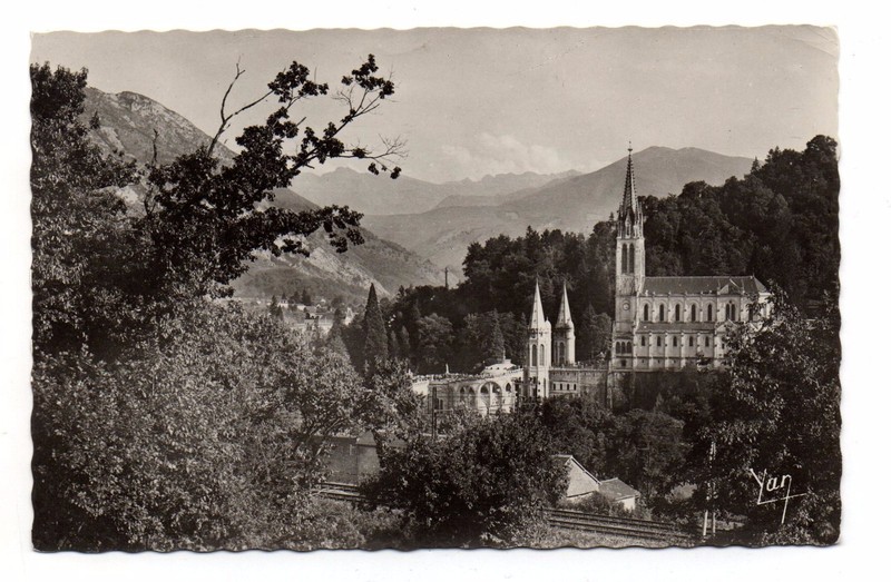 Lourdes - La Basilique  (C6186)