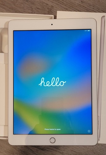 Apple iPad 5th Gen. 32GB, Wi-Fi, 9.7in - Silver (CA
