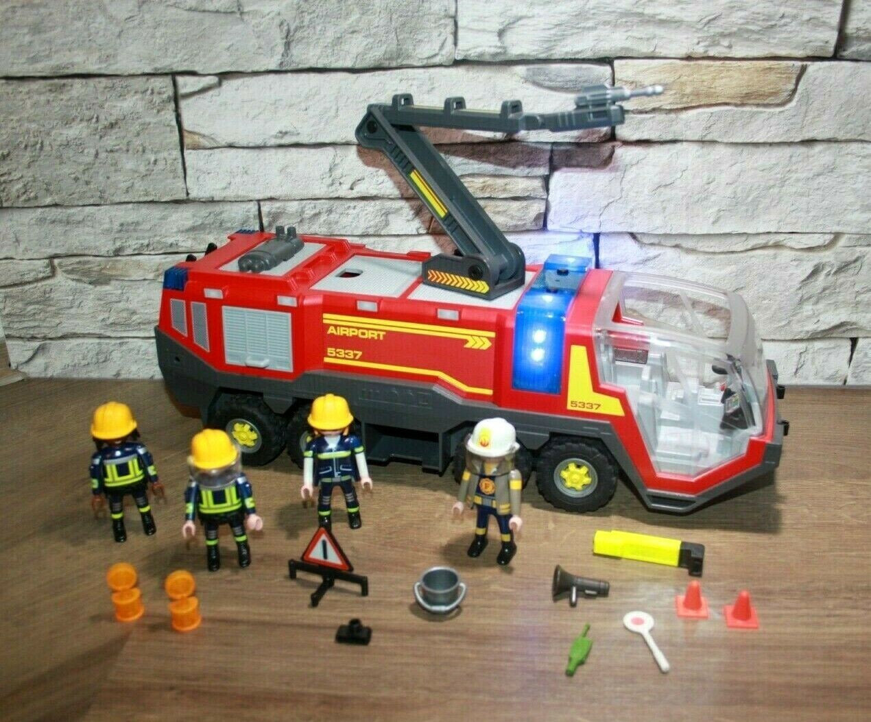 Playmobil Flughafenlöschfahrzeug Feuerwehr 5337 mit Licht Ton Figuren Zubehör