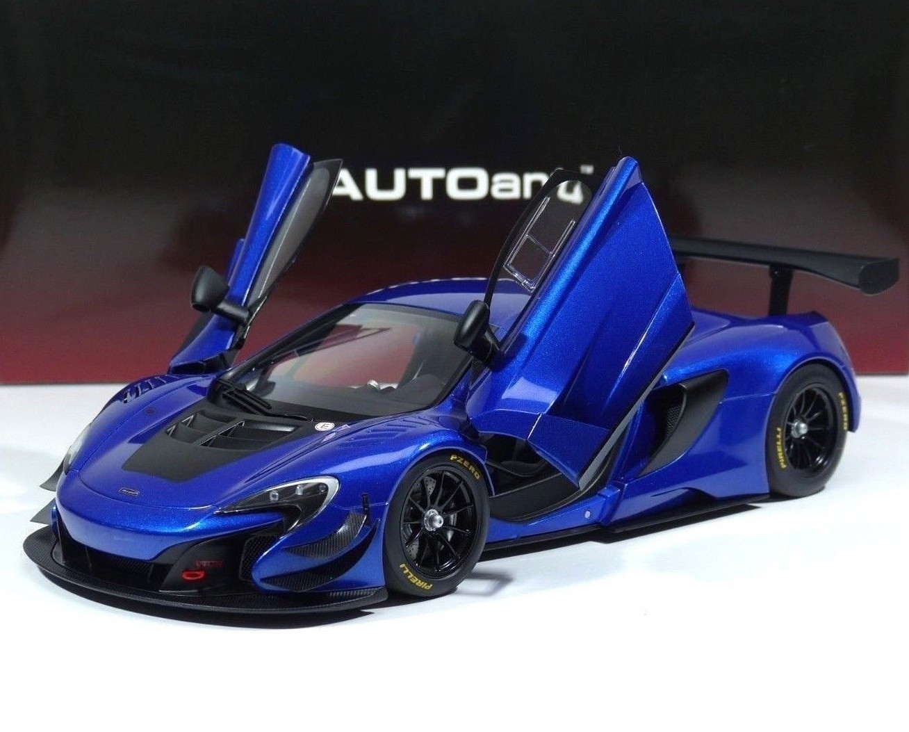 Mclaren 650S GT3 Year 2017 (Blue / Black. Accents) 1:18 Mclaren 650S GT3 Year 2017 (Blue / Black. Accents) 1:18