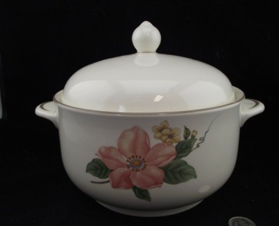 NORITAKE   IRELAND SPRING DEBUT # 9197 2QT COVERED CASSEROLE  SERVING BOWL