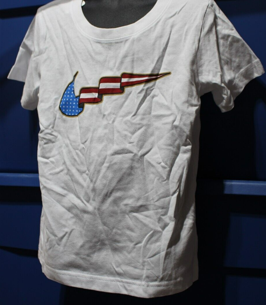 [NIKE] US限定 Festival オールロゴ 新作Tシャツ NIKE U NK NRG FEARLESS PHIL TEE UNIVERSITY GOLD 22HO-S