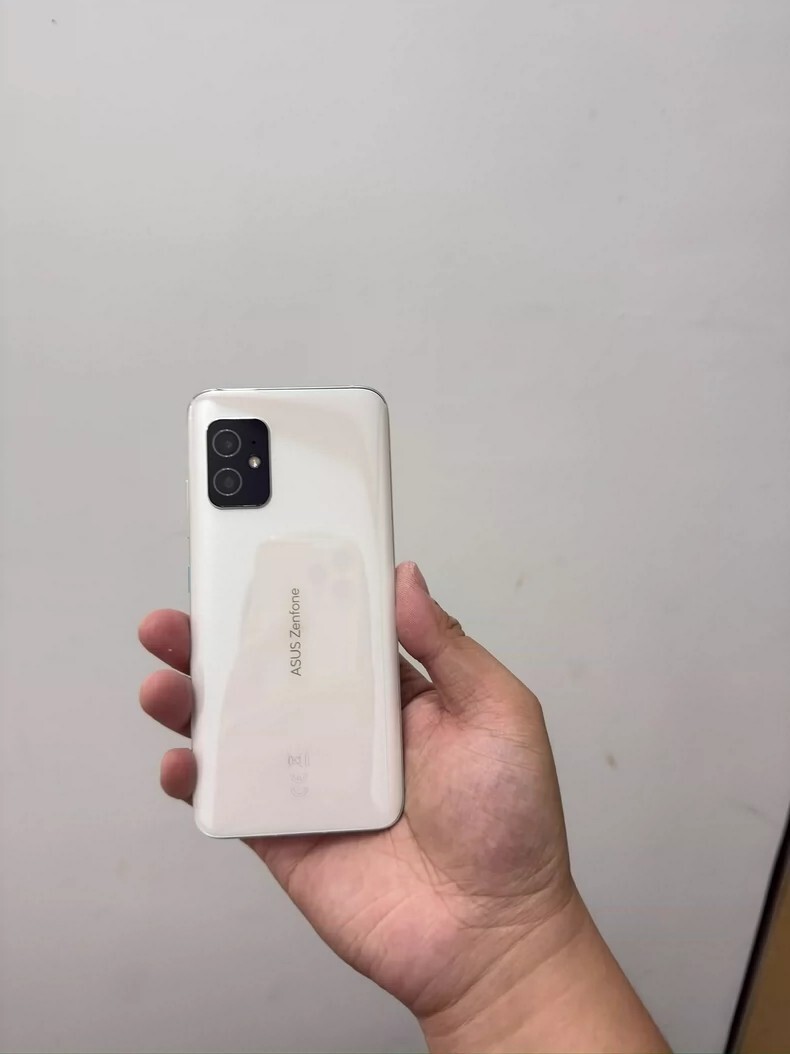 ZenFone - 美品　zenfone8　シルバー Amazon | ASUS Zenfone 8 【日本正規代理店品】ホライゾン
