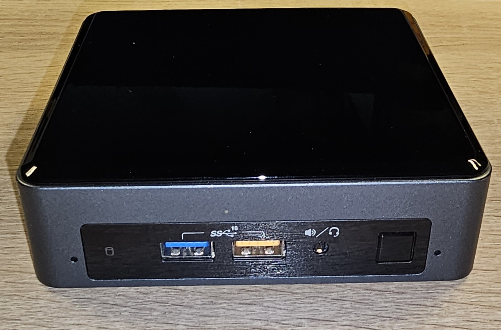 Intel NUC8i5BEK i5-8259U, 512GB Samsung M.2 NVMe, 8GB RAM, Wifi, Bluetooth.