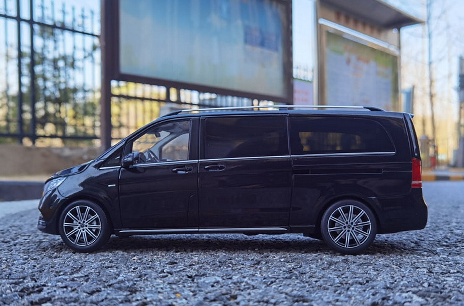 ミニカー 1/18 ベンツ V260L MPV ブラック s-l400.jpg