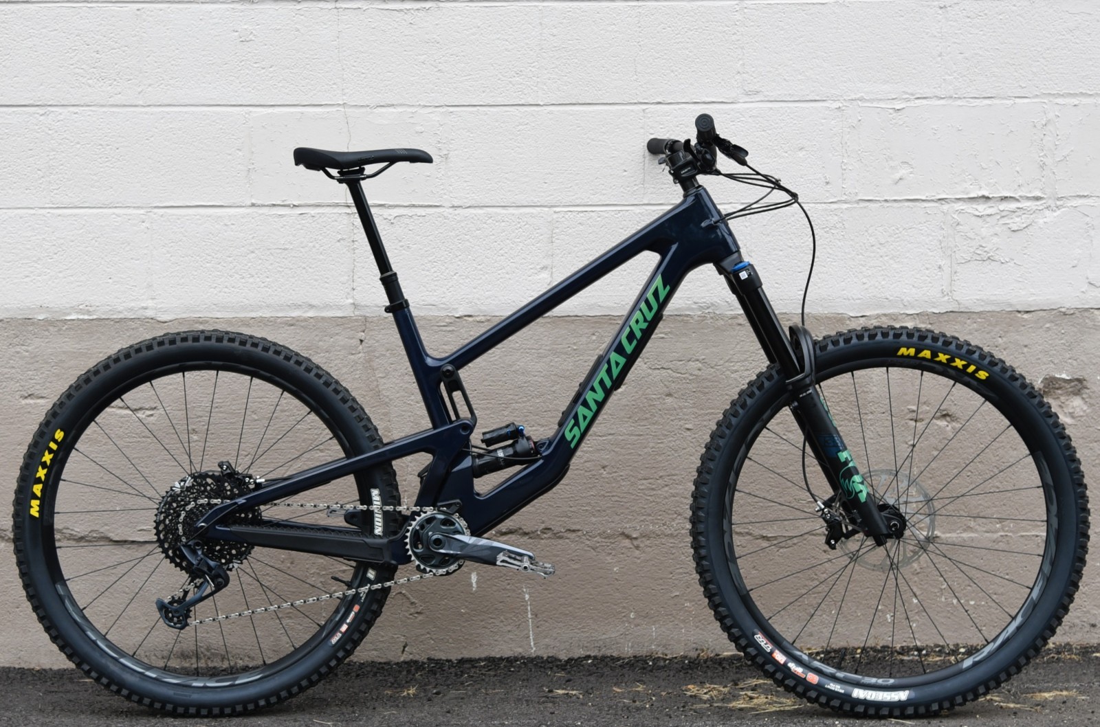 【新品・未使用】SANTA CRUZ SMBB pro model 6.1 santa-cruz-nomad-6-carbon-c-s-