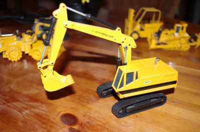 CATERPILLAR PELLETEUSE 225 EXCAVATRICE JOAL ref 216 échelle 1/50 COMME NEUF