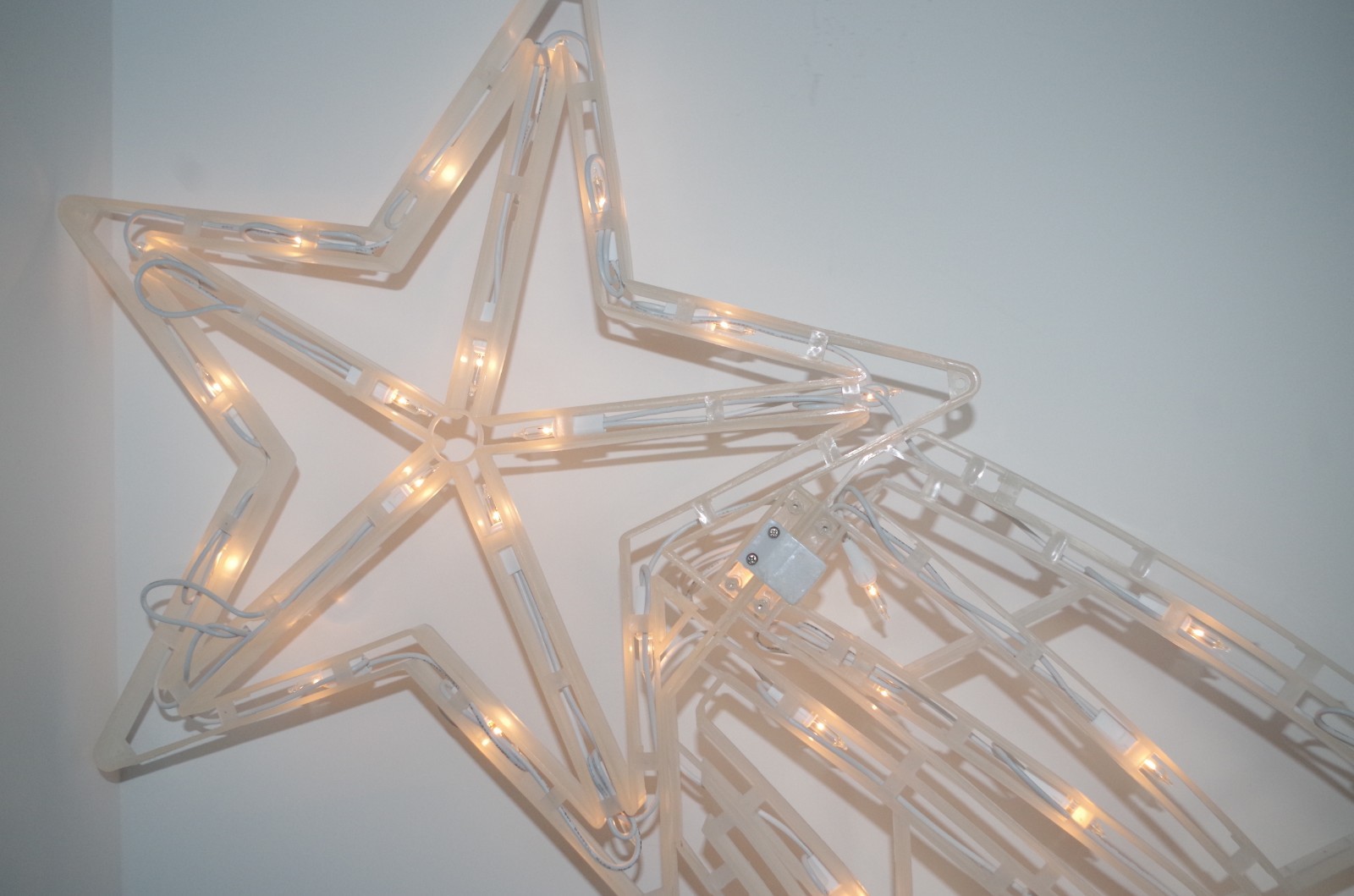 Twinkling Shooting Star Indoor/Outdoor Holiday Decor Display - Folding / Lighted